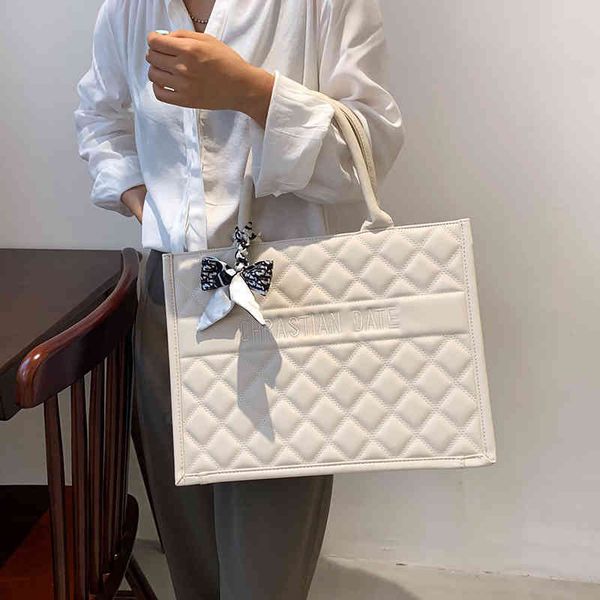 large capacity women's new fashion lingge messenger bag versatile one shoulder portable tote bag
large capacity women's new fashion lingge messenger bag versatile one shoulder portable tote bag