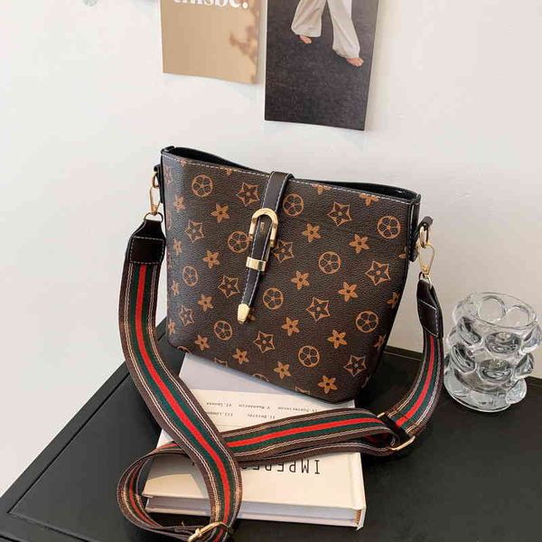 texture women's autumn and winter euphemism old flower ribbon one shoulder bucket wind diagonal cross bag
texture women's autumn and winter euphemism old flower ribbon one shoulder bucket wind diagonal cross bag