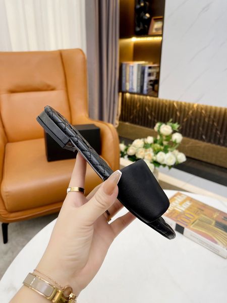 aaaaa+ women mules c slippers sandals pearls sliders stuffies lambskin black white flat slippers ladies beach rubber flip flops with box 010
aaaaa+ women mules c slippers sandals pearls sliders stuffies lambskin black white flat slippers ladies beach rubber flip flops with box 010