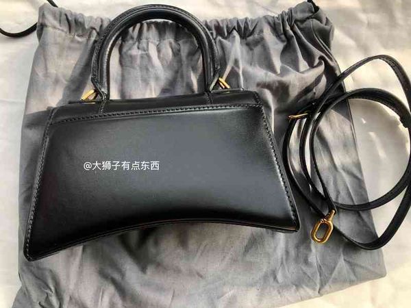 2022ss balencigas's italy bag hourglasss designer current handbags national hourglasss crocodile smooth black gold shoulder crossbody
2022ss balencigas's italy bag hourglasss designer current handbags national hourglasss crocodile smooth black gold shoulder crossbody