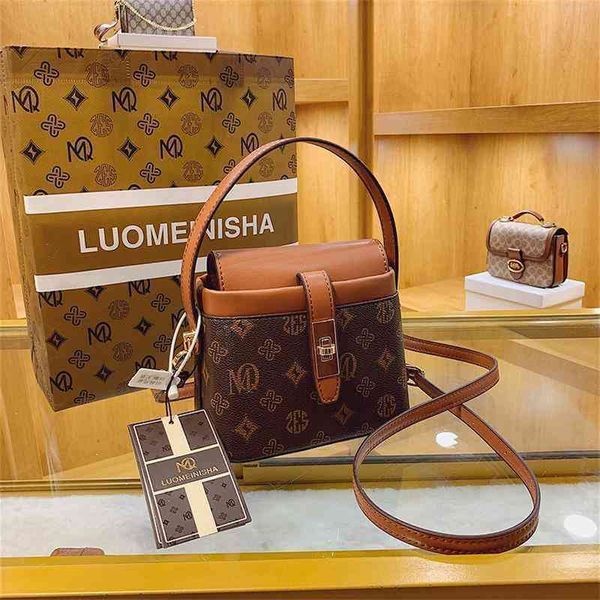 70% factory online sale autumn winter female contrast color portable european and printed single shoulder bag
70% factory online sale autumn winter female contrast color portable european and printed single shoulder bag