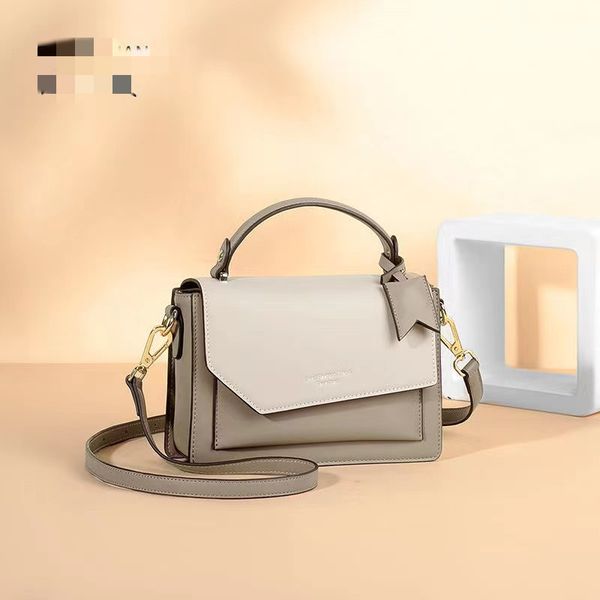 2022 new korean version one-shoulder messenger bag contrasting color all-match fashion small square soft leather retro
2022 new korean version one-shoulder messenger bag contrasting color all-match fashion small square soft leather retro