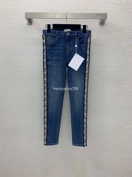 women's jeans autumn style side nail pearl tweed stitching design, back leather brand decoration, slim nine point jeans, Blue
women's jeans autumn style side nail pearl tweed stitching design, back leather brand decoration, slim nine point jeans, Blue