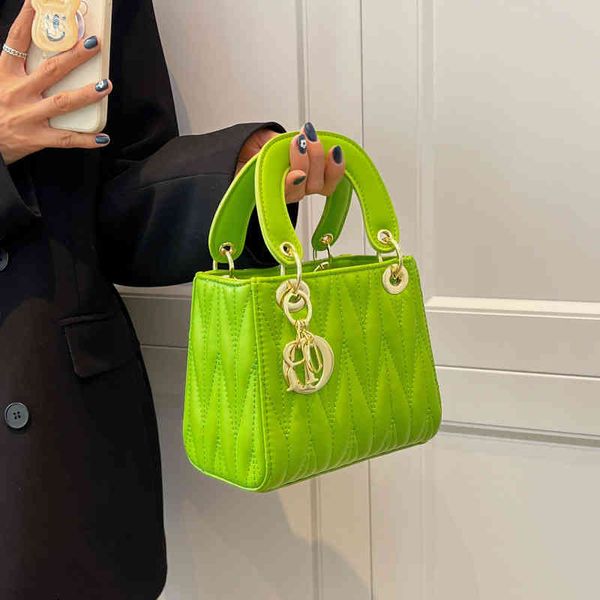 2022 new embroidered princess diana handbag women's bag trend one shoulder fashion leisure messenger luxury designer
2022 new embroidered princess diana handbag women's bag trend one shoulder fashion leisure messenger luxury designer