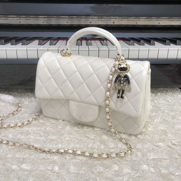 new handle sheepskin handbag single shoulder bag classic diamond flap bag women's bag with head pendant
new handle sheepskin handbag single shoulder bag classic diamond flap bag women's bag with head pendant