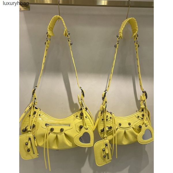 three bag shoulder bags designer 2022 bbalencaigas handbag one rivet locomotive le cagole fold oil wax skin female diagonal span k1wa
three bag shoulder bags designer 2022 bbalencaigas handbag one rivet locomotive le cagole fold oil wax skin female diagonal span k1wa