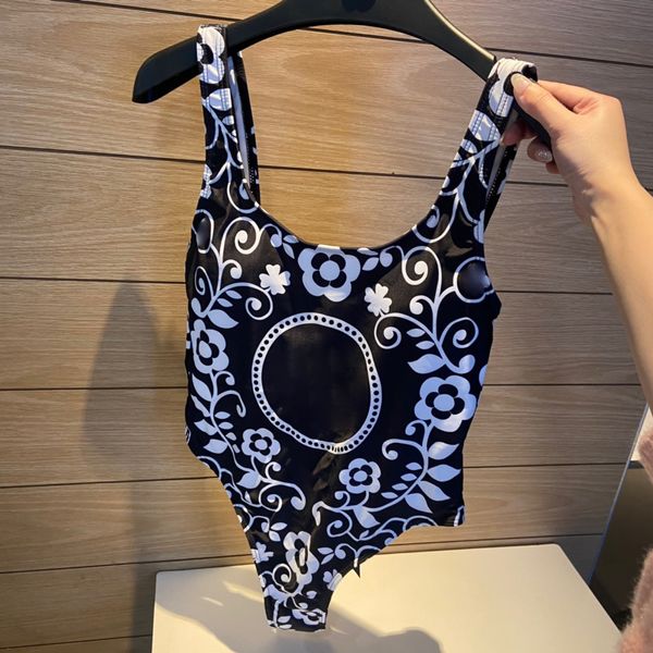 2022 designer luxury ins swimsuit slim cover stomach fashion letter floral print shoulder belt halter simple one-piece swimsuit beach smlxl, White;black
2022 designer luxury ins swimsuit slim cover stomach fashion letter floral print shoulder belt halter simple one-piece swimsuit beach smlxl, White;black