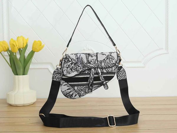 2022 luxury brand classic wholesale designer fashion crossbodys women handbag leather shoulder bag print embroidery bag lady blue crossbodyb
2022 luxury brand classic wholesale designer fashion crossbodys women handbag leather shoulder bag print embroidery bag lady blue crossbodyb