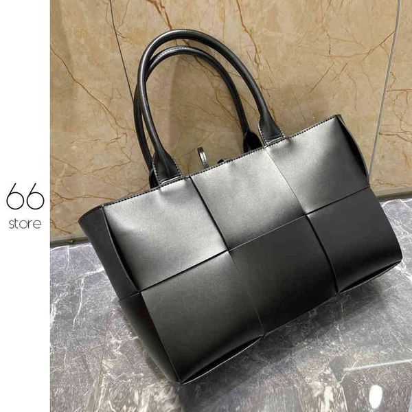 2022 leather large plaid bag fabric capacity luxury brand design fashion all-match handbag shoulder armpit women
2022 leather large plaid bag fabric capacity luxury brand design fashion all-match handbag shoulder armpit women