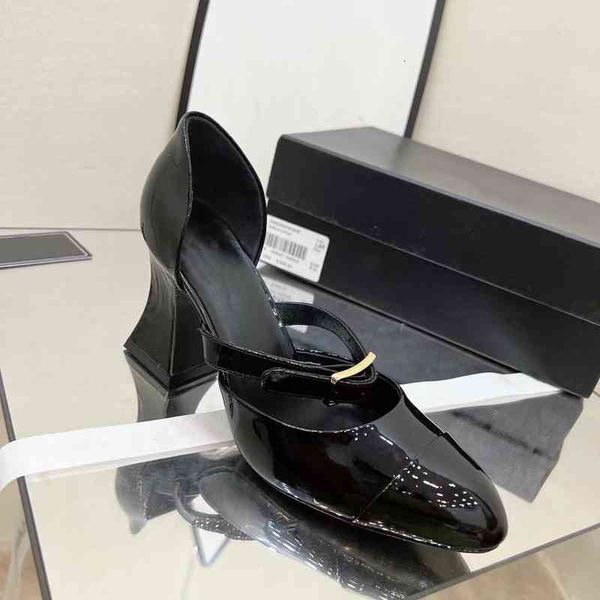 dress shoes women's polished leather scaffold round head high heels metal decoration spring, Black
dress shoes women's polished leather scaffold round head high heels metal decoration spring, Black