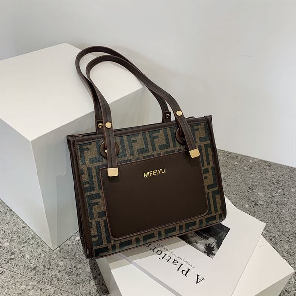 large capacity women's new fashion leisure one shoulder armpit bag autumn and winter quality feeling commuter tote bag
large capacity women's new fashion leisure one shoulder armpit bag autumn and winter quality feeling commuter tote bag