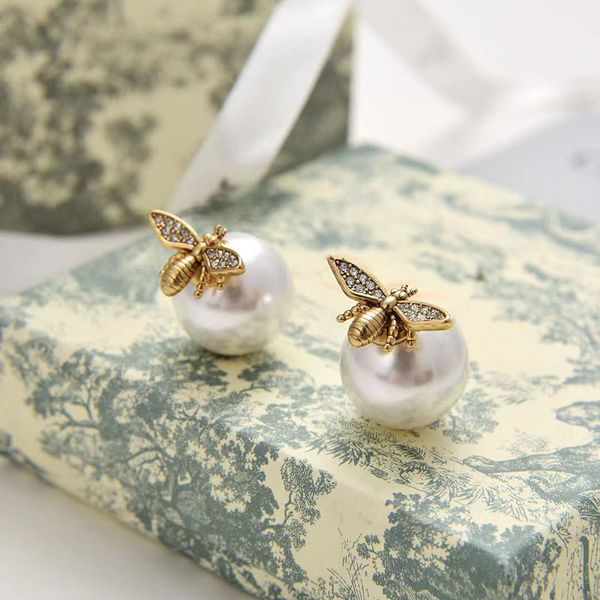 luxury designer brand bees stud earrings big pearl double side s925 silver needle retro copper ear rings for women party wedding jewelry, Golden;silver
luxury designer brand bees stud earrings big pearl double side s925 silver needle retro copper ear rings for women party wedding jewelry, Golden;silver