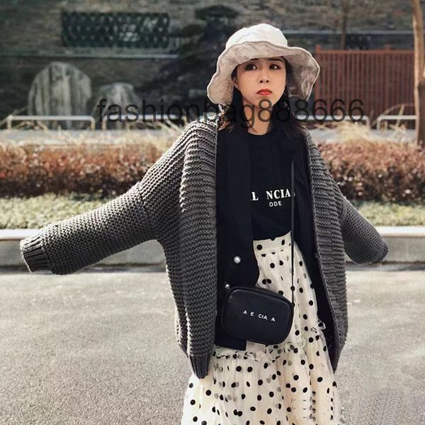 female designer bags luxury bag balencaigass fashion handbags cowhide camera single shoulder diagonal span high college style small square
female designer bags luxury bag balencaigass fashion handbags cowhide camera single shoulder diagonal span high college style small square