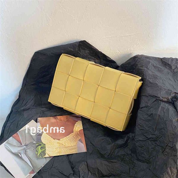 bottegav venetas handbag flap woven cassette single shoulder diagonal women's square postman pillow bag two thousand five hundred and r
bottegav venetas handbag flap woven cassette single shoulder diagonal women's square postman pillow bag two thousand five hundred and r