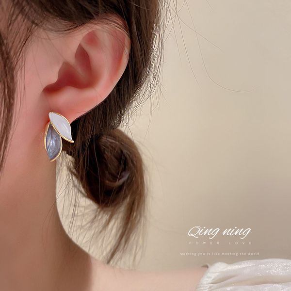 925 silver needle korean dongdaemun new personality leaf-shapepd stud earrings earrings lady temperamental design sense ear rings women, Golden
925 silver needle korean dongdaemun new personality leaf-shapepd stud earrings earrings lady temperamental design sense ear rings women, Golden