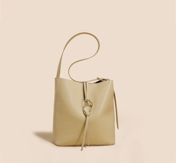 designer bags grade original tote bag leather brand new for women solid color vertical square 24.5cm
designer bags grade original tote bag leather brand new for women solid color vertical square 24.5cm
