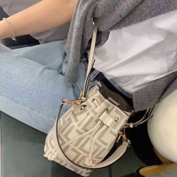 2022 fashion designer mini mon buckets bags women's bucket bag tresor handbag comes with a drawstring and metal embellished in black
2022 fashion designer mini mon buckets bags women's bucket bag tresor handbag comes with a drawstring and metal embellished in black