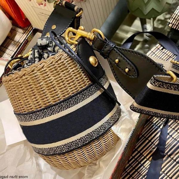 2021 women luxurys designers summer beach straw bags casual rattan woman handbags wicker woven female totes large capacity lady buckets bag
2021 women luxurys designers summer beach straw bags casual rattan woman handbags wicker woven female totes large capacity lady buckets bag