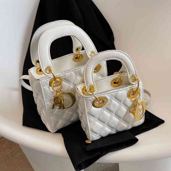 factory direct sale minority design female 2022 new fashion portable princess of wales lingge single shoulder diagonal designer bag
factory direct sale minority design female 2022 new fashion portable princess of wales lingge single shoulder diagonal designer bag