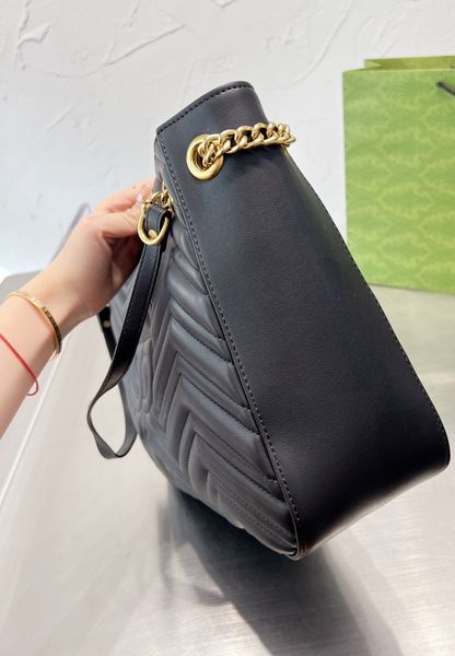 gu2022 new autumn and winter letter double g shoulder bag metal black chain bag handbag female birthday gift pineapple bamboo horse bag luxu
gu2022 new autumn and winter letter double g shoulder bag metal black chain bag handbag female birthday gift pineapple bamboo horse bag luxu