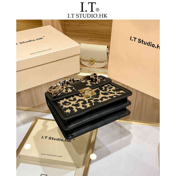 new fashion trend luxury brand designer bag wholesale kong counter women's 2022 print light high sense versatile one shoulder portable
new fashion trend luxury brand designer bag wholesale kong counter women's 2022 print light high sense versatile one shoulder portable