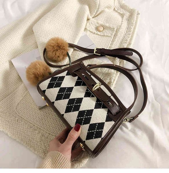 2022 new fashion autumn and winter niche messenger bag foreign style lingge portable net red
2022 new fashion autumn and winter niche messenger bag foreign style lingge portable net red