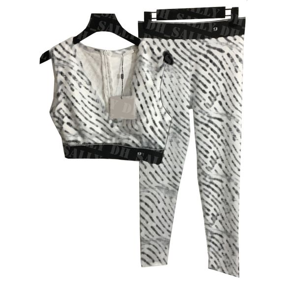 summer quick dry outfit women sleeveless sports vest tight fitting yoga leggings highly elastic sportwear, White;red
summer quick dry outfit women sleeveless sports vest tight fitting yoga leggings highly elastic sportwear, White;red