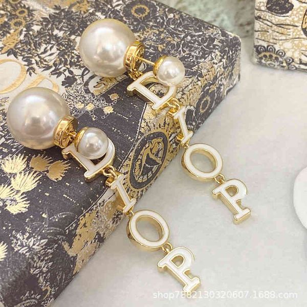 family d 2022 letter pearl onepiece sense of personality 925 sier needle girl2022 luxury brand fashion design versatile ladies jewelry stud, Golden;silver
family d 2022 letter pearl onepiece sense of personality 925 sier needle girl2022 luxury brand fashion design versatile ladies jewelry stud, Golden;silver