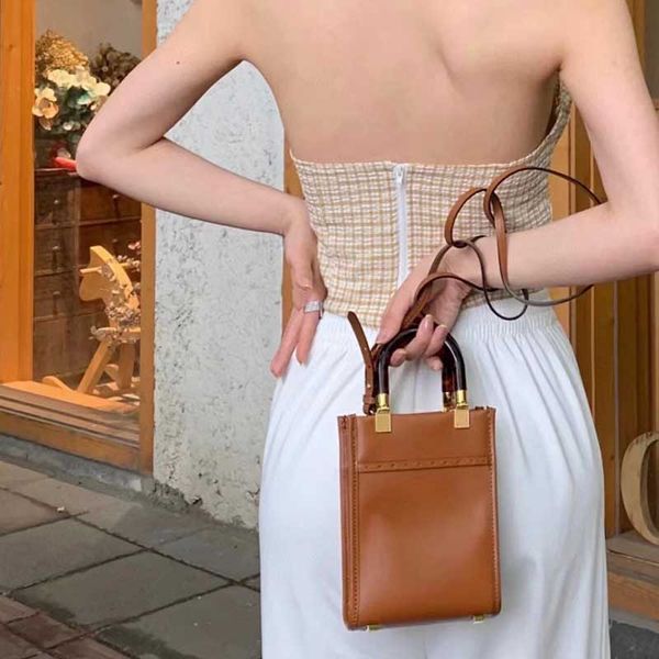 wholesale mini handbag crossbody bags tortoiseshell handle shoulder bag striped inner gold metal letter decoration design
wholesale mini handbag crossbody bags tortoiseshell handle shoulder bag striped inner gold metal letter decoration design