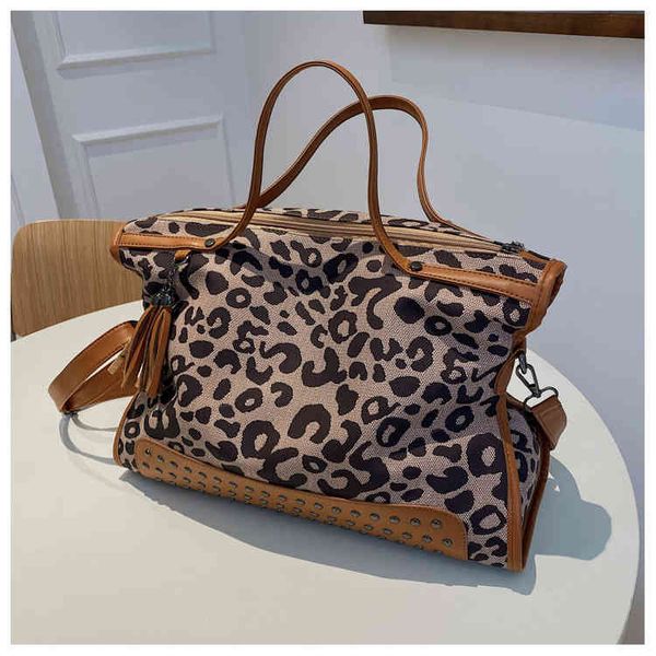 ladies fashion personality trend new brand bag wholesale handbags large capacity female 2022 print tote handbag one shoulder armpit
ladies fashion personality trend new brand bag wholesale handbags large capacity female 2022 print tote handbag one shoulder armpit