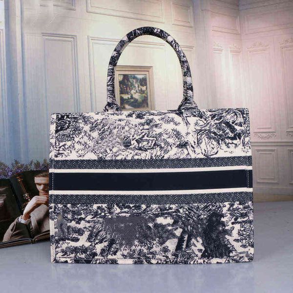 factory online export designer tide brand ladies bag fashion geometry animal canvas embroidery hand
factory online export designer tide brand ladies bag fashion geometry animal canvas embroidery hand