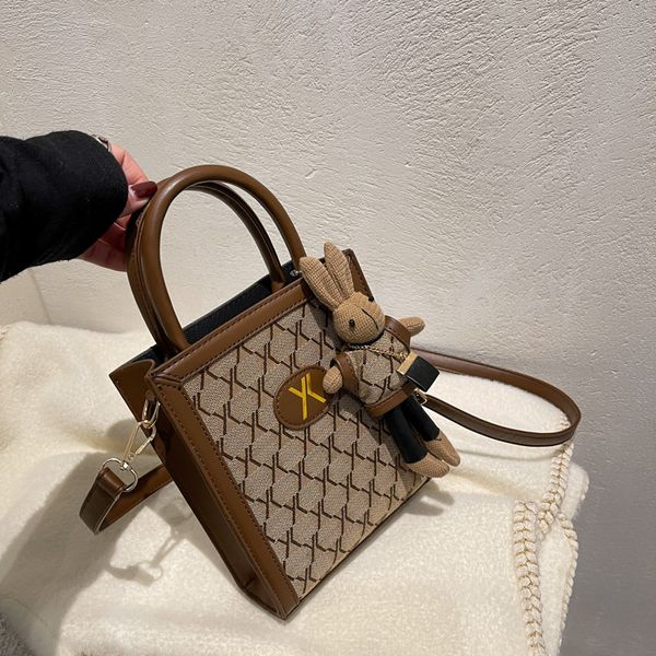brand design female bag 2022 fashion spring one-shoulder messenger bag small square bag handbag
brand design female bag 2022 fashion spring one-shoulder messenger bag small square bag handbag