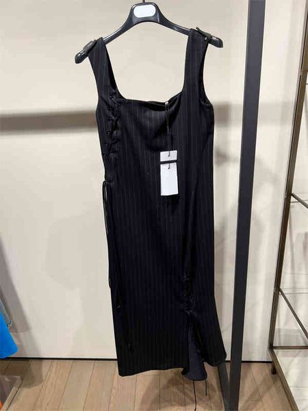 casual dresses pleated elegant high-class suspender dress niche summer pleated hip wrap mid length, Black;gray
casual dresses pleated elegant high-class suspender dress niche summer pleated hip wrap mid length, Black;gray