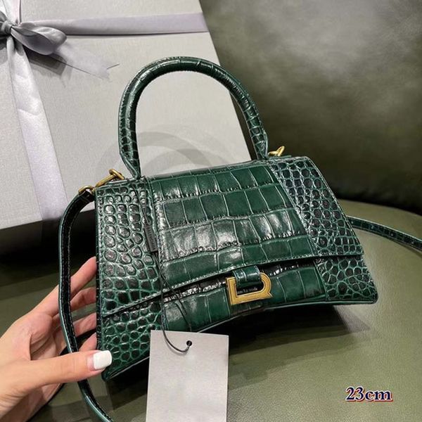 luxurys designers fashion bags handbag women leather shoulder bag large capacity chain messenger pillow handbags high grade versatile textur
luxurys designers fashion bags handbag women leather shoulder bag large capacity chain messenger pillow handbags high grade versatile textur