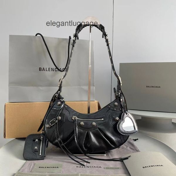 women's 2022 designer bags balencaigass's b home le cagole leather locomotive one fold armpit single shoulder messenger bag u7v2
women's 2022 designer bags balencaigass's b home le cagole leather locomotive one fold armpit single shoulder messenger bag u7v2