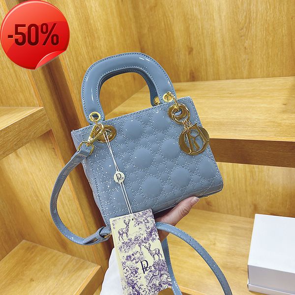 the factory directly 2022 new women's fashion one shoulder msenger bag high texture portable small diana bag
the factory directly 2022 new women's fashion one shoulder msenger bag high texture portable small diana bag