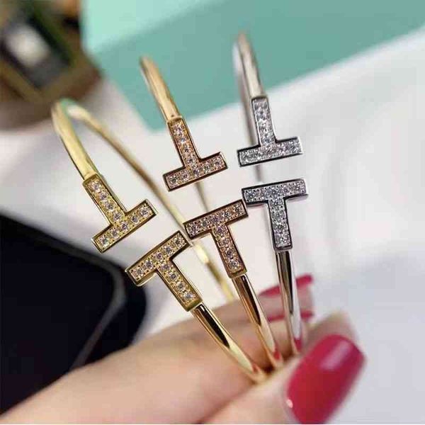 8e2o american fashion blue gift box light luxury jewelry bracelet, Black
8e2o american fashion blue gift box light luxury jewelry bracelet, Black