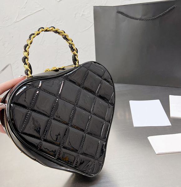shoulder bags designers hearts chains handbag purse clutch crossbody bag patent leather black white letters lattice totes wallets women luxu
shoulder bags designers hearts chains handbag purse clutch crossbody bag patent leather black white letters lattice totes wallets women luxu