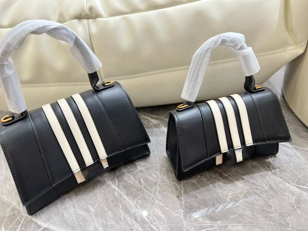 classic designer handbag hourglass bag popular in the world sub size high-end luxury simple elegant gift box for four seasons
classic designer handbag hourglass bag popular in the world sub size high-end luxury simple elegant gift box for four seasons