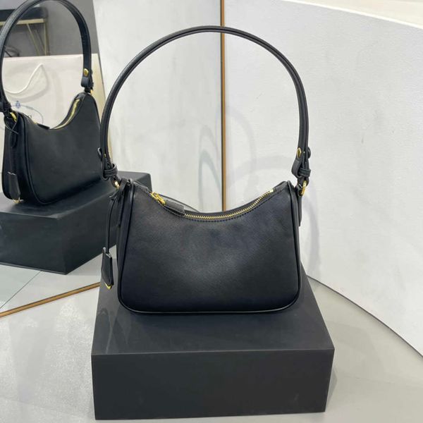 2022 new hobo full leather underarm bag cross grain microfiber leather with small tag key chain
2022 new hobo full leather underarm bag cross grain microfiber leather with small tag key chain
