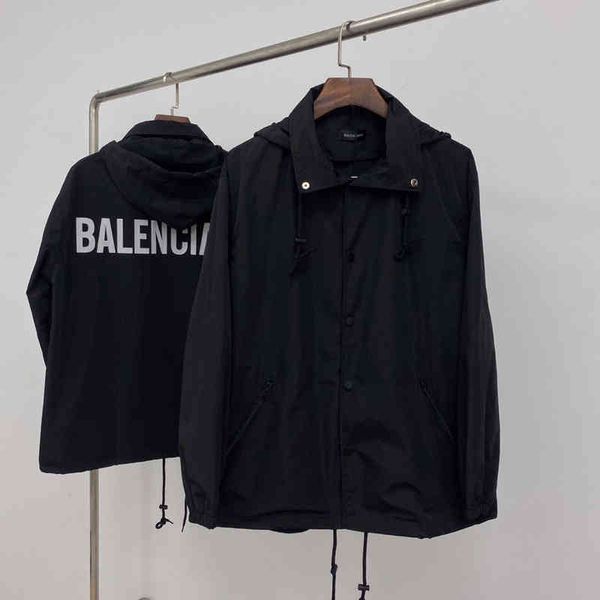 balencaigass autumn and winter new classic back letter printed waterproof stormsuit jacket, Black;brown
balencaigass autumn and winter new classic back letter printed waterproof stormsuit jacket, Black;brown