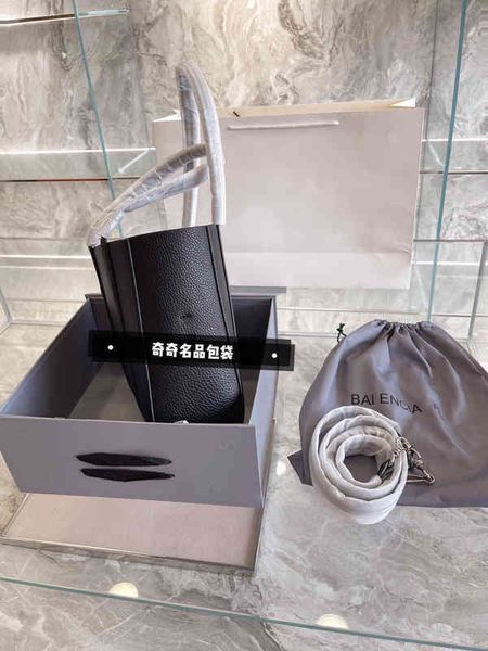 luxury trend balencaigs shoulder handbags 21 b home tote bag solid color bucket large capacity shopping commuting simple single kts2
luxury trend balencaigs shoulder handbags 21 b home tote bag solid color bucket large capacity shopping commuting simple single kts2