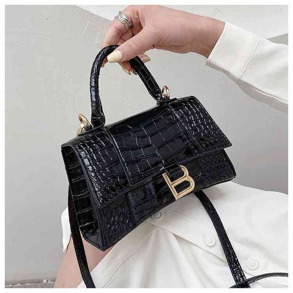 2022 spring and summer new single shoulder messenger portable women's bag fashion korean mini square bag small fragrance
2022 spring and summer new single shoulder messenger portable women's bag fashion korean mini square bag small fragrance