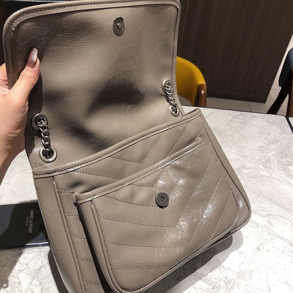 oil wax tire cow leather chain bag postman shoulder bags super capacity wrinkling cowhide hardware especially complex classic size 28cm larg
oil wax tire cow leather chain bag postman shoulder bags super capacity wrinkling cowhide hardware especially complex classic size 28cm larg