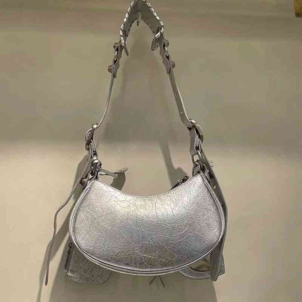 2021 new women's oil wax leather half crescent underarm bag fashionable large-capacity rivet shoulder messenger loco
2021 new women's oil wax leather half crescent underarm bag fashionable large-capacity rivet shoulder messenger loco