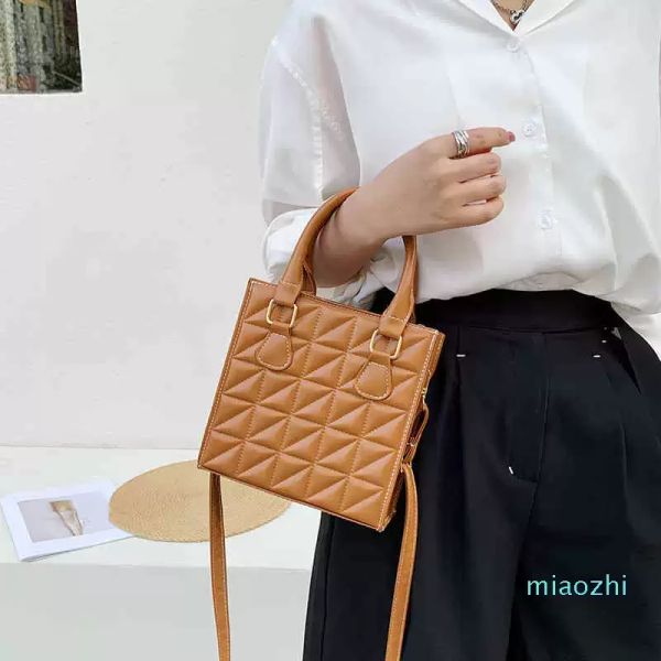 bag women's bag new 2021 net red diana fashion foreign style portable small square texture messenger, Black;red
bag women's bag new 2021 net red diana fashion foreign style portable small square texture messenger, Black;red