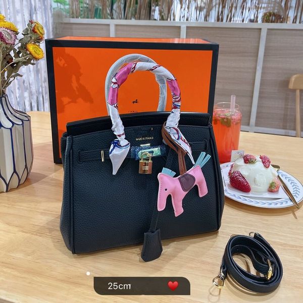 classic handbag tote bag with genuine leather and lichee pattern commuter bag shoulder bags small size 25cm
classic handbag tote bag with genuine leather and lichee pattern commuter bag shoulder bags small size 25cm