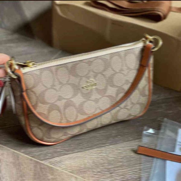 2022 new carriage mountain brown msenger c kou decor armpit double shoulder belt 2022 luxury brand fashion design versatile ladies bags1
2022 new carriage mountain brown msenger c kou decor armpit double shoulder belt 2022 luxury brand fashion design versatile ladies bags1