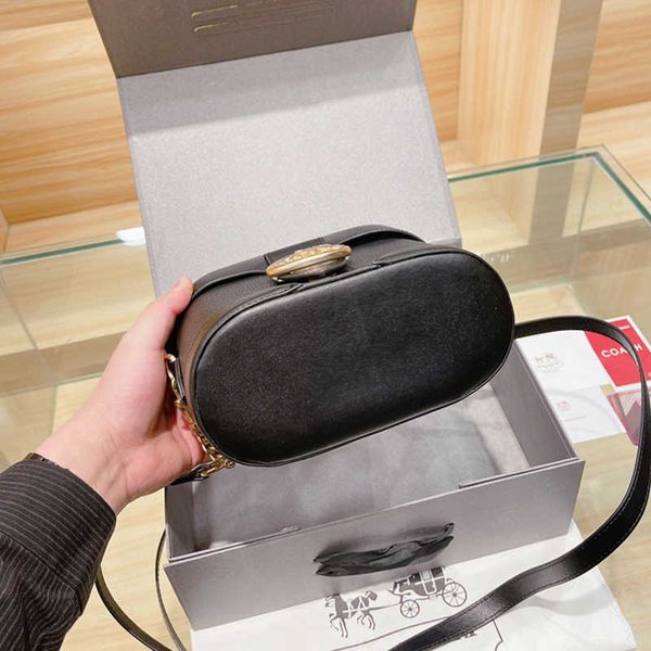 fashion feminine makeup bag designer 2021 retro print style with silk scarf tote slant shoulder
fashion feminine makeup bag designer 2021 retro print style with silk scarf tote slant shoulder
