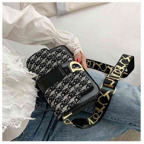 wide strap old flower single shoulder new embroidery small square versatile retro fashion messenger bag
wide strap old flower single shoulder new embroidery small square versatile retro fashion messenger bag
